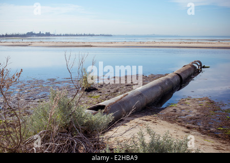 Abwasserrohr entladen ins Meer, in einem Vorort von Melbourne. Stockfoto