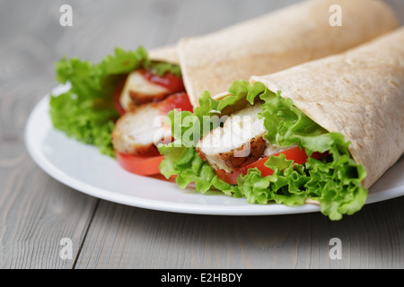 frisch gebackene Tortilla wraps mit Huhn und Gemüse, rustikalen Stil Stockfoto