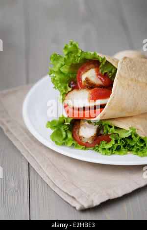 frisch gebackene Tortilla wraps mit Huhn und Gemüse, rustikalen Stil Stockfoto