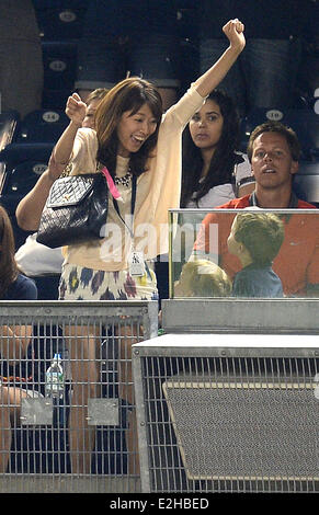 Bronx, New York, USA. 17. Juni 2014. Mai Tanaka MLB: Mai Tanaka, Ehefrau von Masahiro Tanaka von der New York Yankees, feiert das Hauptliga-Baseball-Spiel gegen die Toronto Blue Jays im Yankee Stadium in Bronx, New York, Vereinigte Staaten von Amerika. © AFLO/Alamy Live-Nachrichten Stockfoto