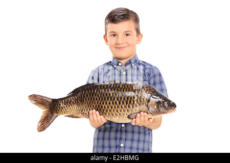 Kleiner Junge hält einen großen Fisch isoliert auf weißem Hintergrund Stockfoto