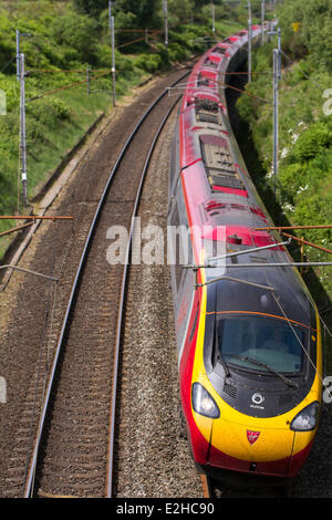 Westmorland, Shap, UK 19. Juni 2014.  Virgin Zug West Coast Line Franchise erneuert.  Reisen Virgin Pendolino und Voyager Personenzüge bei Shap, Cumbria, UK.  Jungfrau-Züge und das Department for Transport unterzeichneten einen New Deal garantiert große Verbesserungen für die Fahrgäste und Steuerzahler. Der neue Westküste Franchise läuft bis März 20171 und sehen erhebliche Verbesserungen für Kunden bei der Einführung von superschnellem WLAN, mehr Sitze und neue Dienstleistungen. Stockfoto