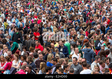 Publikum, viele Menschen auf engstem Raum, auf einem Festival, Stockfoto