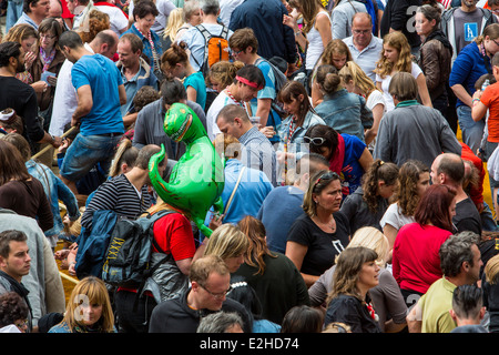 Publikum, viele Menschen auf engstem Raum, auf einem Festival, Stockfoto