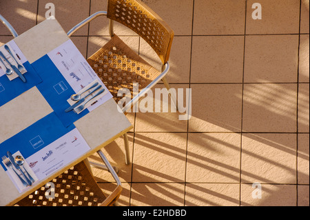 Eine Café-Tisch für das Frühstück, im morgendlichen Sonnenlicht gelegt. Stockfoto