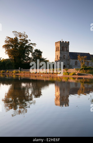 Die St.-Laurentius-Kirche und Dorf Teich in Falmer, East Sussex, England, UK Stockfoto