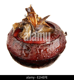 EINE GETROCKNETE ROTE KOHLRABI SCHNEIDEN SIE AUF WEIß Stockfoto