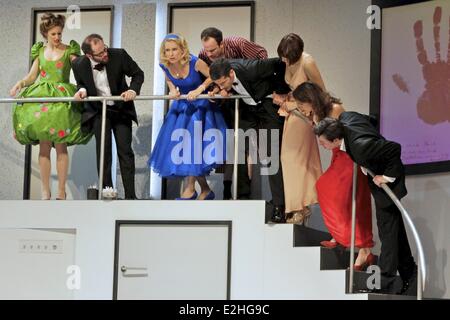 Maria Furtwaengler, Pasquale Aleardi, Urs Staempfli, Nicole Marischka, Nikolaus Szentmiklosi, Alessija Lause, Julia Bremermann und Ivan Vrgoc bei einem Fototermin für Geruechte... Geruechte... spielen im Theater bin Kurfürstendamm in Charlottenburg.  Wo: Berlin, Deutschland bei: 9. Januar 2013 Stockfoto