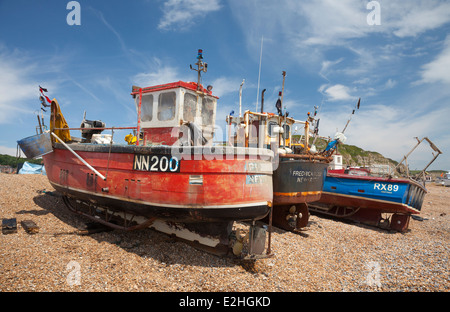 Angelboote/Fischerboote hochgezogen am Strand von Hastings, East Sussex, England, UK Stockfoto