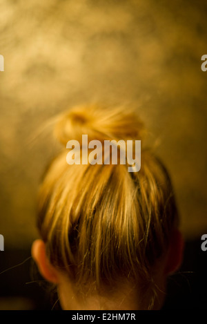 Frau trägt Haare im Dutt, Rückansicht Stockfoto