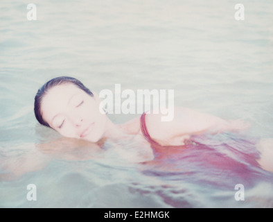 Frau, Schwimmen in ruhigem Wasser Stockfoto