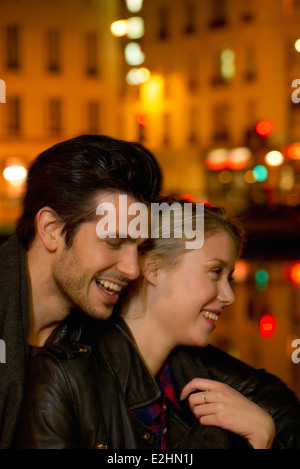 Junges Paar in der Stadt in der Nacht, teilen lacht Stockfoto