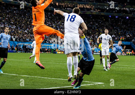 Sao Paolo, Brasilien. 19. Juni 2014. Fernando Muslera (1) fängt den Ball vor Rickie Lambert (18) beim Spiel #23 von der WM 2014 zwischen England und Uruguay, Donnerstag, 19. Juni in Sao Paulo, Brasil Credit: Gustavo Basso/NurPhoto/ZUMAPRESS.com/Alamy Live News Stockfoto