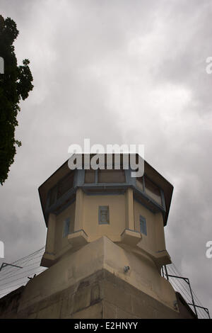 Berlin, Deutschland. 20. Juni 2014. Dunkle Wolken ziehen über ein Wachturm der Gedenkstätte Berlin-Hohenschönhausen in Berlin, Deutschland, 20. Juni 2014. Das ehemalige Gefängnis für politische Gefangene von der ehemaligen ostdeutschen Kommunistischen Ministerium für Staatssicherheit, Stasi, wurde 1994 eröffnet. Foto: Tim Brakemeier/Dpa/Alamy Live News Stockfoto