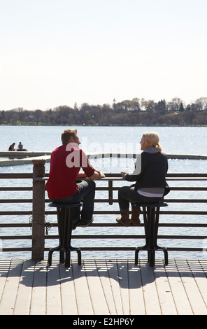 Paar setzte sich entspannen und einen Drink neben Lake Calhoun, Minneapolis, Minnesota, USA Stockfoto