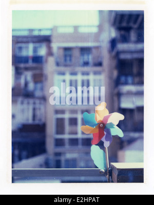 Städtischen Balkon geschmückt mit Blume geformt Windrad Stockfoto