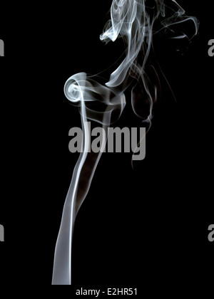 MUSTER DER WEIßE RAUCH TURBULENZEN AUF SCHWARZEM HINTERGRUND Stockfoto