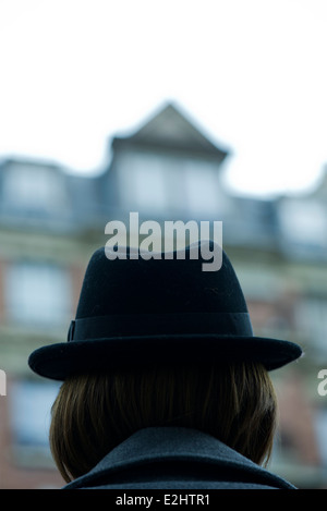 Frau mit Fedora, Rückansicht Stockfoto