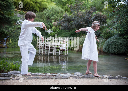 Kinder spielen im freien Make-Believe Stockfoto