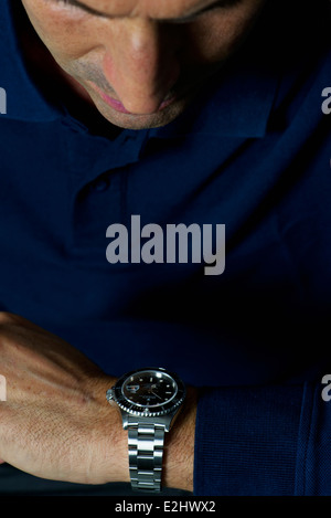 Mann trägt Armbanduhr, Prüfung Zeit, hoher Winkel Ansicht Stockfoto