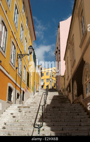 Treppe zwischen den Häusern in Lissabon, Portugal Stockfoto