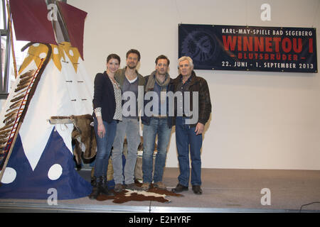 Sophie Wepper aka Nscho-Tschi, Wane Carpendale, Jan Sosniok aka Winnetou, Gojko Mitic aka Intschu Tschuna bei einem Foto Karl kann Festspiele rufen Ankündigung der neuen cast von Winnetou I - Blustbrüder im Rathaus. Schlechte wo: Segeberg, Deutschland wenn: 1. Februar 2013 Stockfoto