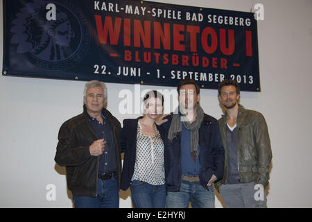 Gojko Mitic aka Intschu Tschuna, Sophie Wepper aka Nscho-Tschi, Jan Sosniok aka Winnetou, Wayne Carpendale aka Old Shatterhand bei einem Karl kann Festspielen Foto-Aufruf, die Ankündigung der neuen cast Winnetou I - Blustbrüder im Rathaus. Schlechte wo: Segeberg, Deutschland wenn: 1. Februar 2013 Stockfoto