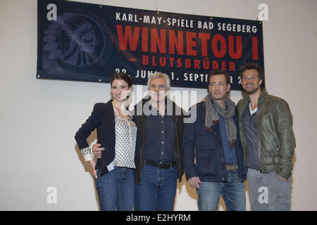 Sophie Wepper aka Nscho-Tschi, Gojko Mitic aka Intschu Tschuna, Jan Sosniok aka Winnetou, Wayne Carpendale aka Old Shatterhand bei einem Karl kann Festspielen Foto-Aufruf, die Ankündigung der neuen cast Winnetou I - Blustbrüder im Rathaus. Schlechte wo: Segeberg, Deutschland wenn: 1. Februar 2013 Stockfoto