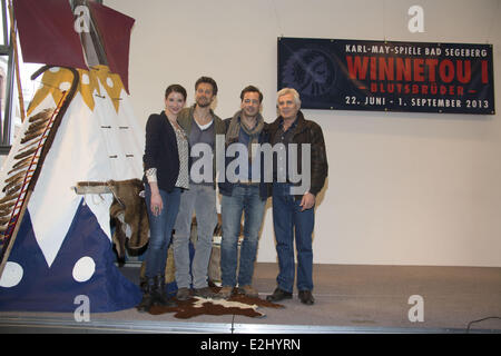 Sophie Wepper aka Nscho-Tschi, Wane Carpendale, Jan Sosniok aka Winnetou, Gojko Mitic aka Intschu Tschuna bei einem Foto Karl kann Festspiele rufen Ankündigung der neuen cast von Winnetou I - Blustbrüder im Rathaus. Schlechte wo: Segeberg, Deutschland wenn: 1. Februar 2013 Stockfoto