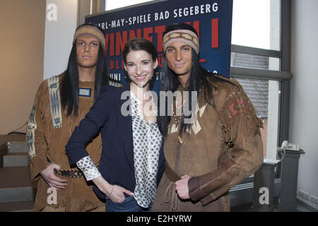 Sophie Wepper aka Nscho-Tschi an Karl kann Festspiele-Foto-Shooting kündigt die neue Besetzung von Winnetou I - Blustbrüder im Rathaus. Schlechte wo: Segeberg, Deutschland wenn: 1. Februar 2013 Stockfoto