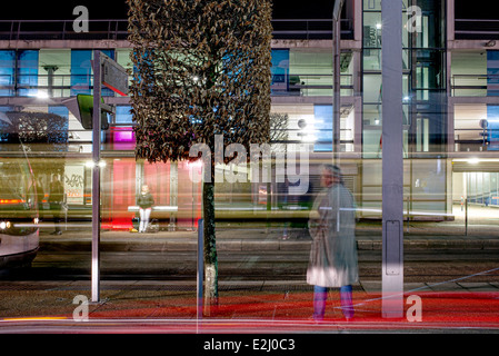 Langzeitbelichtung bei Nacht Orvault MorliÅre Tram-Station, Nantes, Loire-Atlantique, Frankreich Stockfoto
