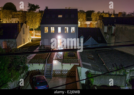 Haus nachts beleuchtet Stockfoto