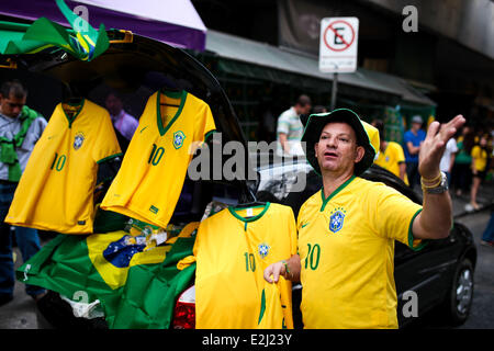 Sao Paolo, Brasilien. 17. Juni 2014. Eine brasilianische Beifall für seine Mannschaft während des Spiels zwischen Brasilien und Mexiko, die ohne Ziele in einer Straße in Sao Paulo, Brasilien am 17. Juni 2014 endete. (Foto von Tiago Mazza Chiaravalloti/NurPhoto) © Tiago Mazza Chiaravalloti/NurPhoto/ZUMAPRESS.com/Alamy Live-Nachrichten Stockfoto