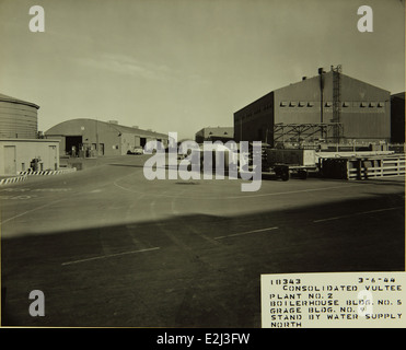 Ein Foto, das das Werk Convair/General Dynamics und seine Mitarbeiter zeigt und die Bedeutung der Luft- und Raumfahrtfabriken in San Diego unterstreicht. Stockfoto