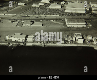 Dieses Foto zeigt das Personal im Convair/General Dynamics Werk in San Diego, einem wichtigen Standort für die Luft- und Raumfahrtproduktion. Die Anlage war Mitte des 20. Jahrhunderts eine zentrale Rolle bei der Herstellung von militärischen und zivilen Flugzeugen. Stockfoto