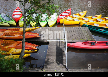Kanus am Kanal, angedockt, Ile de Versailles, Nantes, Loire-Atlantique, Frankreich Stockfoto