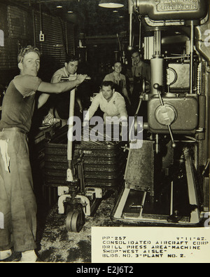 Dieses Foto aus dem San Diego Air and Space Museum zeigt das Personal der Convair/General Dynamics-Anlage in den 1960er Jahren Das Unternehmen spielte in dieser Zeit eine wichtige Rolle bei den Fortschritten in der Luft- und Raumfahrt. Stockfoto