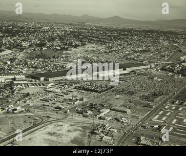 Dieses Foto aus dem San Diego Air and Space Museum zeigt das Personal der Convair/General Dynamics Aerospace Factory. Das Werk produzierte zahlreiche Flugzeuge und trug zu technologischen Fortschritten in der Luftfahrt bei. Stockfoto