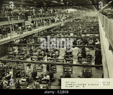 Dieses Foto zeigt das Personal und den Betrieb der Convair/General Dynamics-Anlage, die von den 1950er bis in die 1980er Jahre eine entscheidende Rolle bei der Entwicklung von Militär- und Luft- und Raumfahrttechnologien spielte Stockfoto