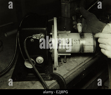 Ein Foto aus den Archiven von Convair/General Dynamics, in dem das Werk und das Personal gezeigt werden, das an der Herstellung von Flugzeugen und Luft- und Raumfahrttechnologien beteiligt ist. Das Bild zeigt die Belegschaft und die Werkseinstellungen dieser wichtigen Luftfahrtunternehmen in San Diego. Stockfoto