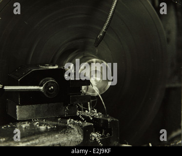 Dieses Foto zeigt das Personal der Convair/General Dynamics-Anlage, einer großen Luft- und Raumfahrtfabrik, die an der Produktion von militärischen und zivilen Flugzeugen beteiligt ist. Das Werk spielte eine entscheidende Rolle in der US-amerikanischen Verteidigungs- und Luft- und Raumfahrtindustrie. Stockfoto