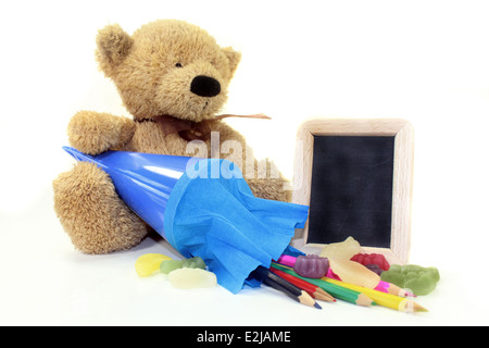 Teddy mit Schule Kegel und blackboard Stockfoto