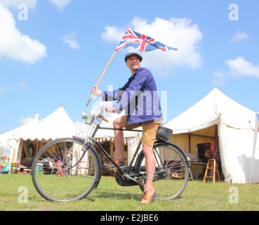 Bakewell, Derbyshire, UK 20. Juni 14. Simon Doughty aus Leicestershire bekommt in den Geist der konstituierenden L'Eroica Britannia-Festivals, das Radfahren Vintage, Retro-Mode & Gastronomie feiert. Ein jährliches Radsportes Festival statt in Italien seit 1997, dies ist das erste Mal die Veranstaltung im Vereinigten Königreich. Das Herzstück des Festivals ist eine drei-Weg-Tour des Peak District. Bildhauer, Simon ist der 30 Meile Tour angemeldet, Reiten seine 1930er Jahren ehemalige Northamptonshire Polizei Raleigh bike. © Deborah Vernon/Alamy Live News Bildnachweis: Deborah Vernon/Alamy Live-Nachrichten Stockfoto