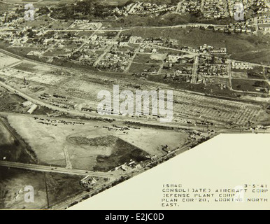 Ein Archivfoto, das die Convair- und General Dynamics-Fabriken in San Diego zeigt. Diese Anlagen waren in der Mitte des 20. Jahrhunderts von entscheidender Bedeutung für die Produktion von Flugzeugen und Raketen. Stockfoto