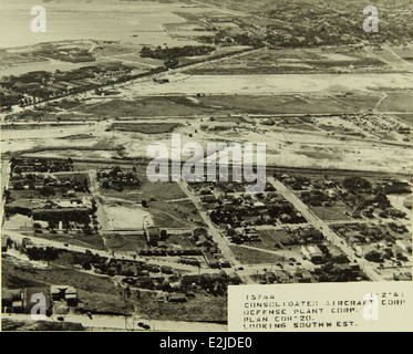 Dieses Foto zeigt die Mitarbeiter des Convair/General Dynamics-Werks in San Diego, die an der Produktion von Militärflugzeugen und Raumfahrtsystemen beteiligt sind. Die Anlage spielte im 20. Jahrhundert eine wichtige Rolle bei der Entwicklung der Luft- und Raumfahrttechnologie. Stockfoto