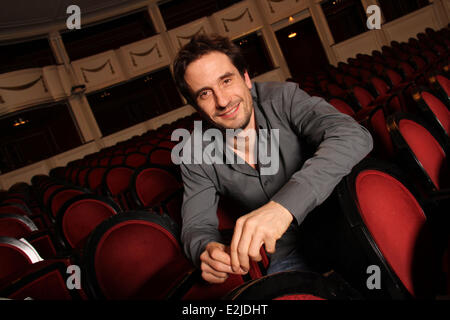 Oliver Mommsen bei einem Porträt-Sitzung am Komödie bin Ku'Damm Theater, wo der Schauspieler spielt derzeit Eine Sommernacht.  Wo: Berlin, Berlin, Deutschland bei: 25. Februar 2013 Stockfoto