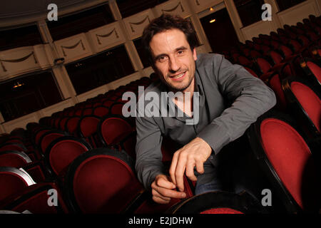 Oliver Mommsen bei einem Porträt-Sitzung am Komödie bin Ku'Damm Theater, wo der Schauspieler spielt derzeit Eine Sommernacht.  Wo: Berlin, Berlin, Deutschland bei: 25. Februar 2013 Stockfoto