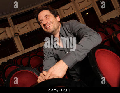 Oliver Mommsen bei einem Porträt-Sitzung am Komödie bin Ku'Damm Theater, wo der Schauspieler spielt derzeit Eine Sommernacht.  Wo: Berlin, Berlin, Deutschland bei: 25. Februar 2013 Stockfoto