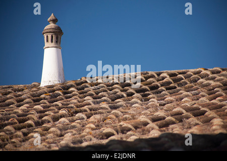 Portugiesische Ziegeldach mit typischen Algarve-Schornstein Stockfoto