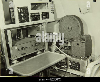 Dieses Foto zeigt das Personal im Convair/General Dynamics Werk, wo Flugzeuge wie der B-36 Peacemaker hergestellt wurden. Das Unternehmen spielte eine wichtige Rolle bei der Entwicklung von US-Militärflugzeugen während der Ära des Kalten Krieges. Stockfoto
